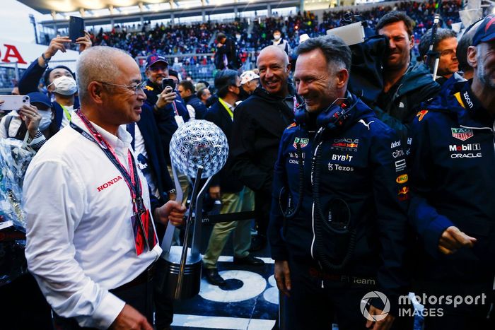 Christian Horner, director del equipo Red Bull Racing, con el delegado del trofeo de constructores de Honda en el Parc Ferme