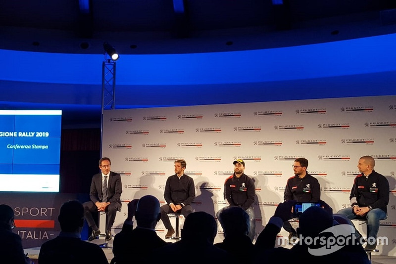 Carlo Leoni, Tommaso Ciuffi e il team Peugeot Sport Italia, sul palco