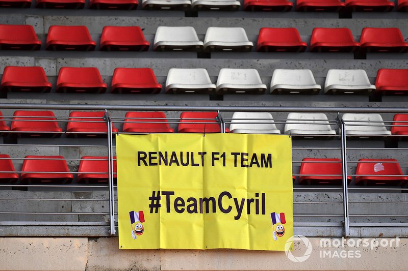 Une bannière de fans pour Cyril Abiteboul, directeur général Renault Sport F1