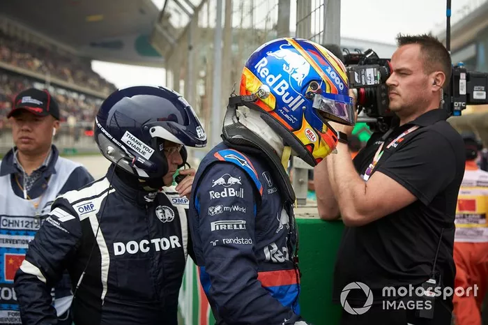 Alexander Albon, Toro Rosso, se aleja de su coche después de perder el control y chocar con una barrera