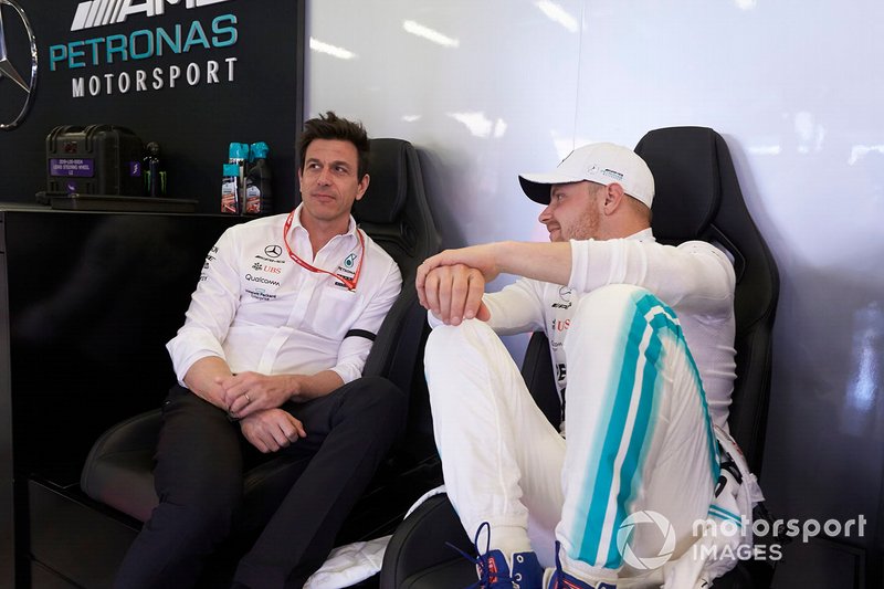 Toto Wolff, Direktör, Mercedes AMG ve Valtteri Bottas, Mercedes AMG F1