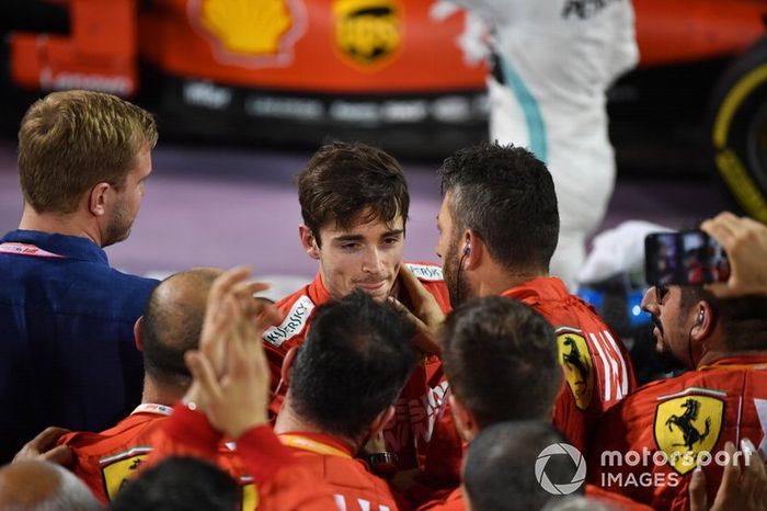 Il team Ferrari festeggia con Charles Leclerc, Ferrari, 3° classificato, nel parco chiuso