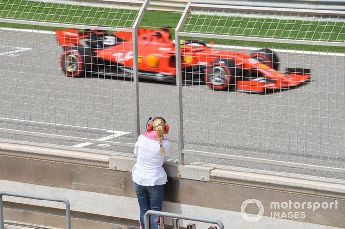 Corinna Schumacher, osserva il figlio Mick Schumacher, Ferrari SF90, dal muretto box