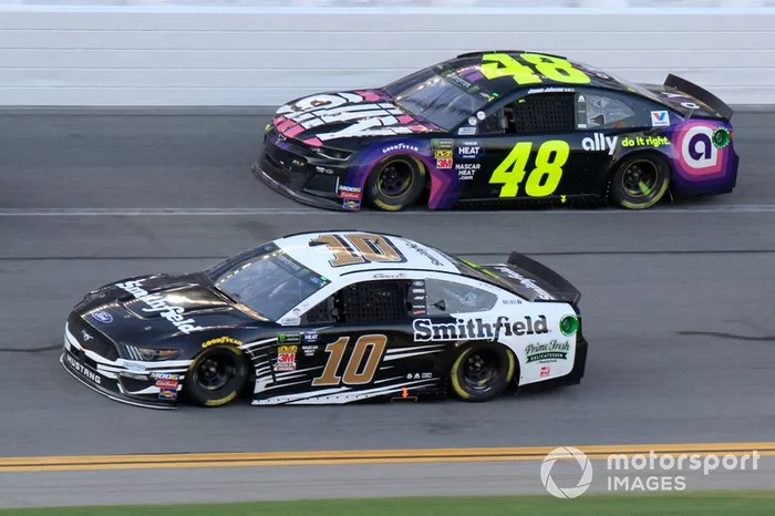 Aric Almirola, Stewart-Haas Racing, Ford Mustang Smithfield  Jimmie Johnson, Hendrick Motorsports, Chevrolet Camaro Ally