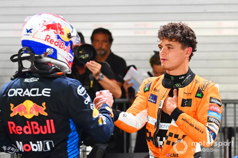 Max Verstappen, Red Bull Racing, feliciteert pole man Lando Norris, McLaren F1 Team 