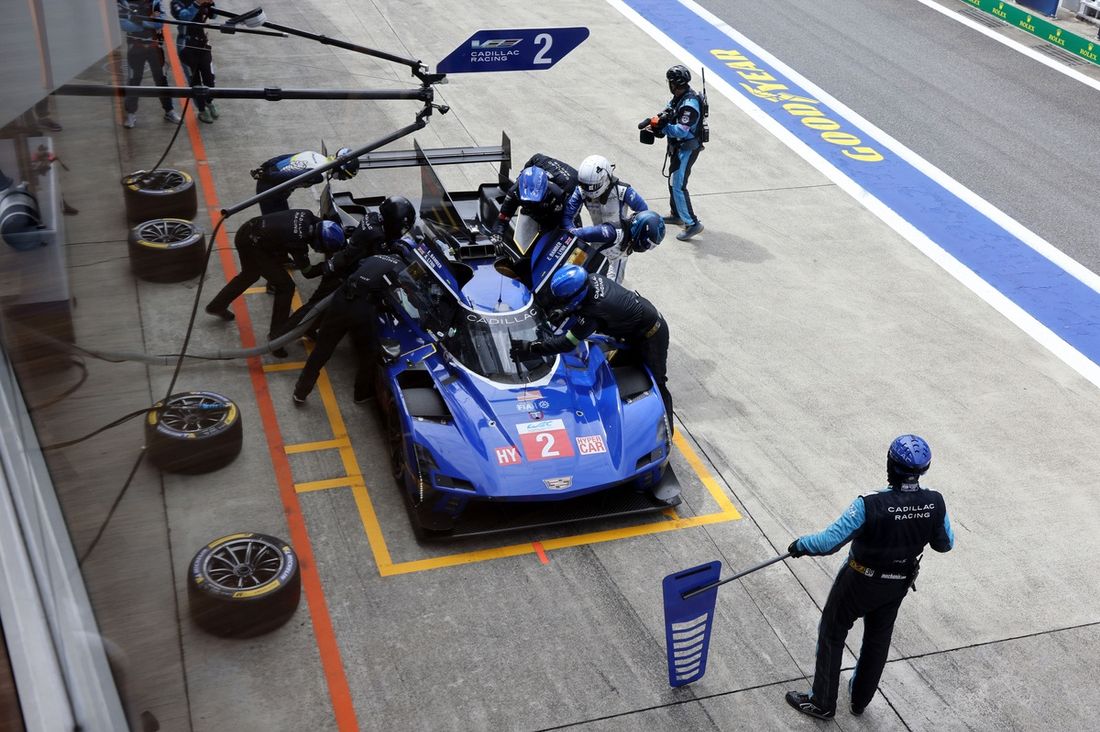 #2 Cadillac Racing Cadillac V-Series.R: Earl Bamber, Alex Lynn