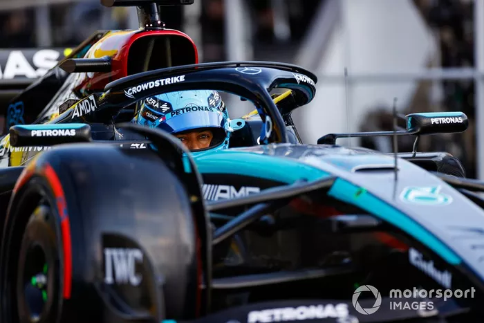George Russell, Mercedes F1 W15, en boxes