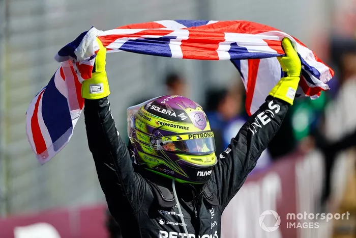 Lewis Hamilton, Mercedes-AMG F1 Team, 1ª posición, lo celebra en Parc Ferme con una bandera de la Unión