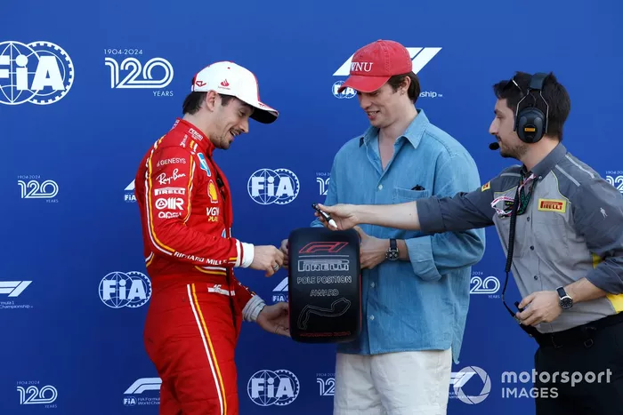 El hombre de la pole, Charles Leclerc, Scuderia Ferrari, recibe su premio Pirelli Pole Position de manos del actor Nicholas Galitzine.