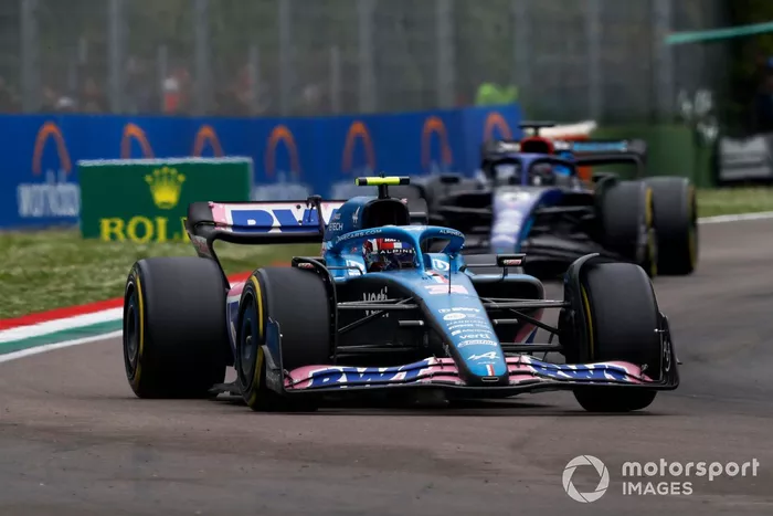 Esteban Ocon, Alpine A522, Alex Albon, Williams FW44