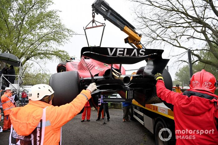 Oficiales de pista cargan el coche de Carlos Sainz Jr., Ferrari F1-75, en una grúa
