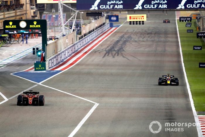 Charles Leclerc, Ferrari F1-75, sale de boxes por delante de Max Verstappen, Red Bull Racing RB18