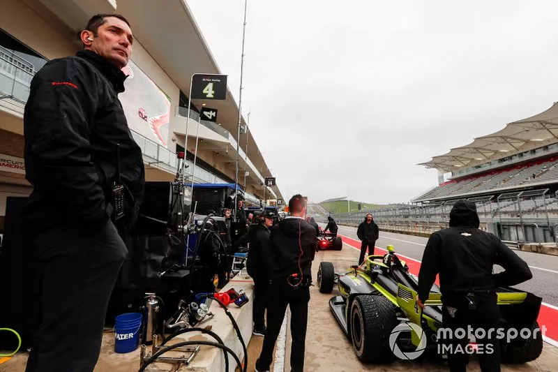 Max Papis observes Charlie Kimball, A.J. Foyt Enterprises Chevrolet