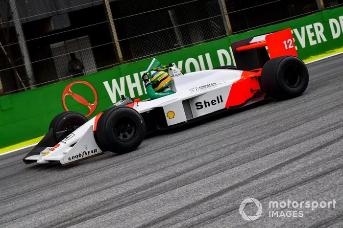 Bruno Senna conduce el McLaren MP4/4