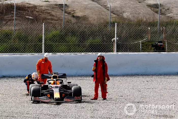 Max Verstappen, Red Bull Racing RB16, inspecciona su coche tras el trompo