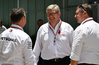 Ron Meadows, team manager Mercedes AMG F1, Ross Brawn, directeur de la compétition du Formula One Group et David Croft, commentateur Sky TV