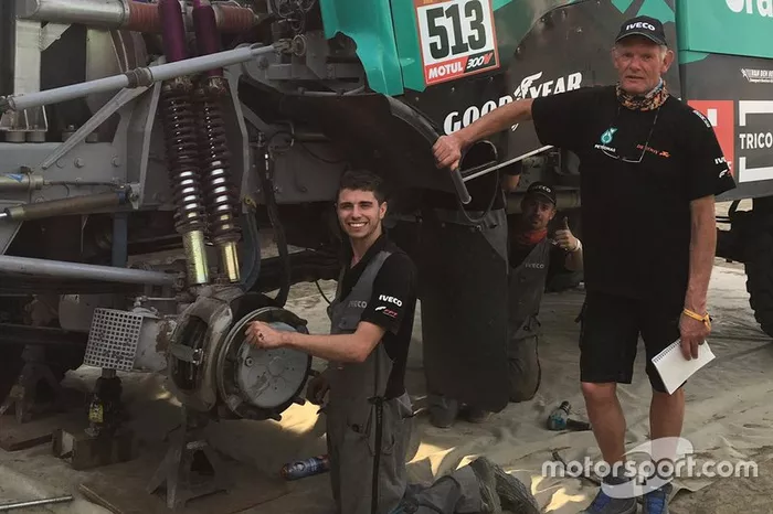 Henk van Leuven, Team De Rooy Iveco Team Manager con miembros del equipo