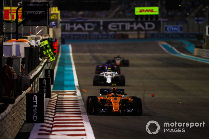 Stoffel Vandoorne, McLaren MCL33, precede Sergey Sirotkin, Williams FW41