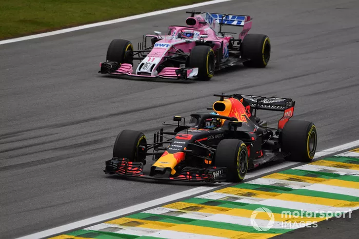Sergio Perez, Racing Point Force India VJM11 y Daniel Ricciardo, Red Bull Racing RB14 