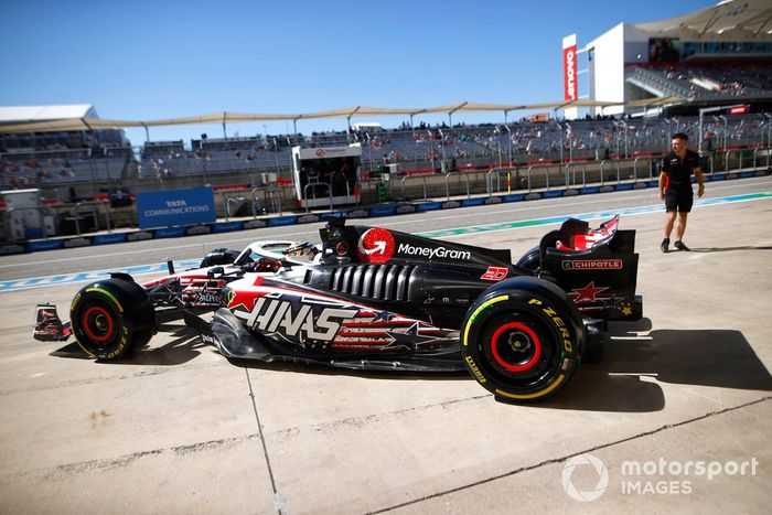 Kevin Magnussen, Haas VF-23, sale del garaje