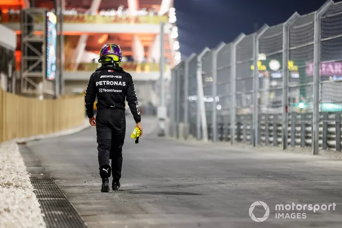 Lewis Hamilton, Mercedes-AMG, se retira de la carrera