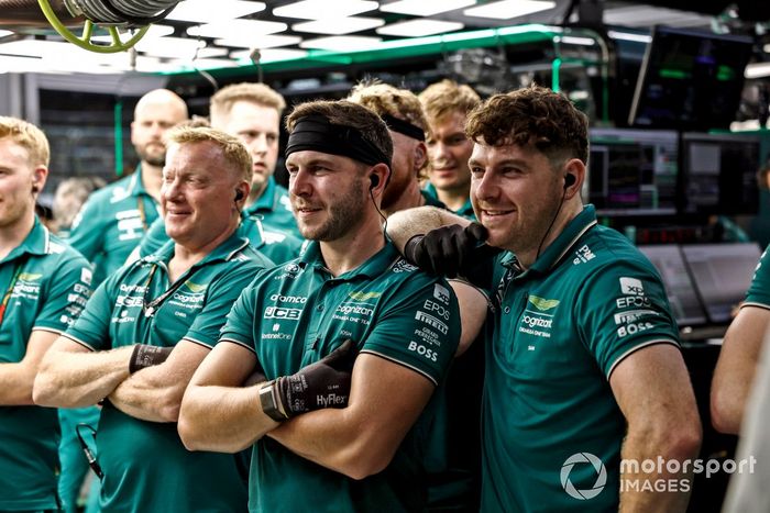 Los mecánicos de Aston Martin observan los monitores en el garaje