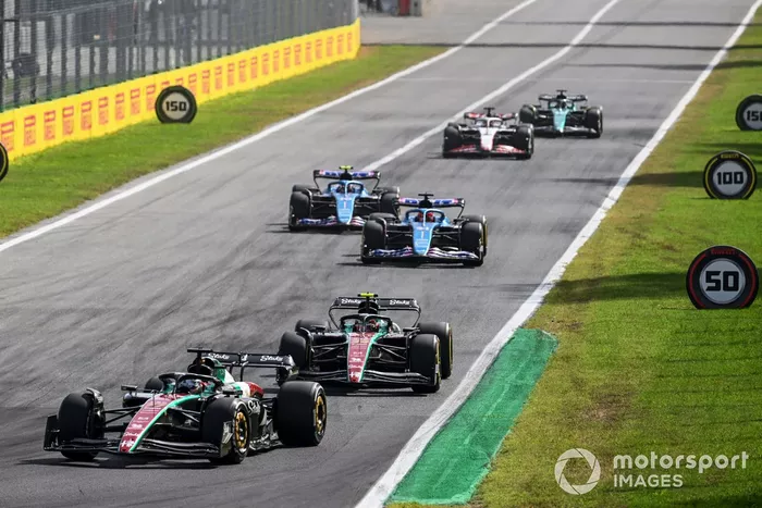 Valtteri Bottas, Alfa Romeo C43, Zhou Guanyu, Alfa Romeo C43, Esteban Ocon, Alpine A523