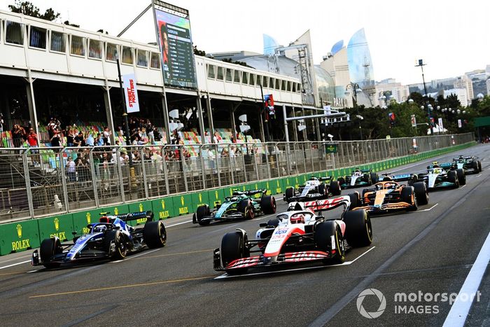 Kevin Magnussen, Haas VF-22, Nicholas Latifi, Williams FW44, Sebastian Vettel, Aston Martin AMR22, Daniel Ricciardo, McLaren MCL36, otros se alinean para practicar sus procedimientos de salida al final de la FP2