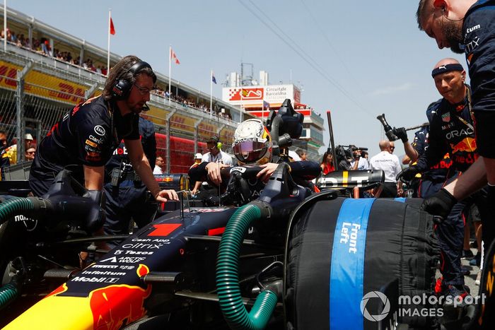 Max Verstappen, Red Bull Racing RB18, en la parrilla de salida 
