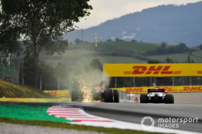 Chispas salen del coche de Max Verstappen, Red Bull Racing RB15