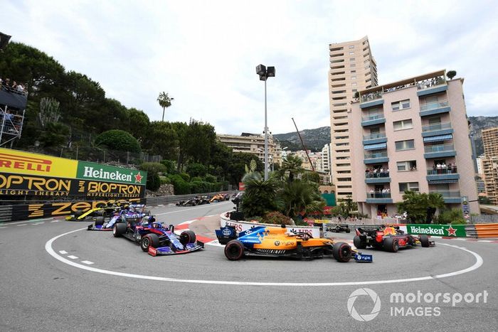 Carlos Sainz Jr., McLaren MCL34, Daniil Kvyat, Toro Rosso STR14, y Alexander Albon, Toro Rosso STR14