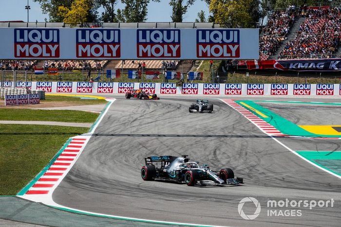 Lewis Hamilton, Mercedes AMG F1 W10, Valtteri Bottas, Mercedes AMG W10, y Max Verstappen, Red Bull Racing RB15