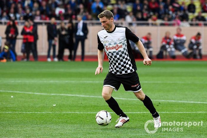 Maro Engel jugando a fútbol