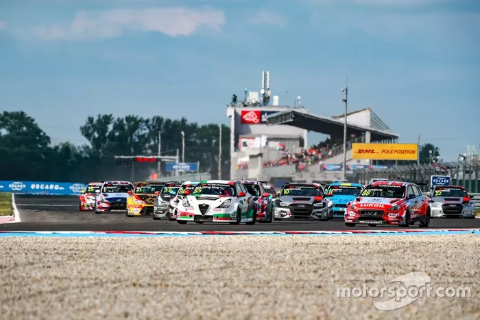 Start action, Ma Qing Hua, Team Mulsanne Alfa Romeo Giulietta TCR, Nicky Catsburg, BRC Hyundai N LUKOIL Racing Team Hyundai i30 N TCR