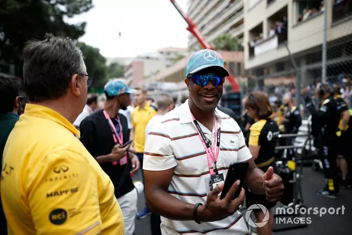 El comediante y actor Chris Tucker en la parrilla
