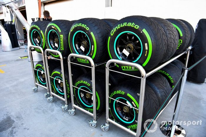 Neumáticos intermedios Pirelli en un porta neumáticos