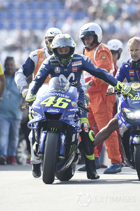 Valentino Rossi, Yamaha Factory Racing, siendo remolcado