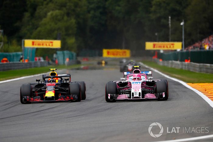 Max Verstappen, Red Bull Racing RB14, y Esteban Ocon, Racing Point Force India VJM11
