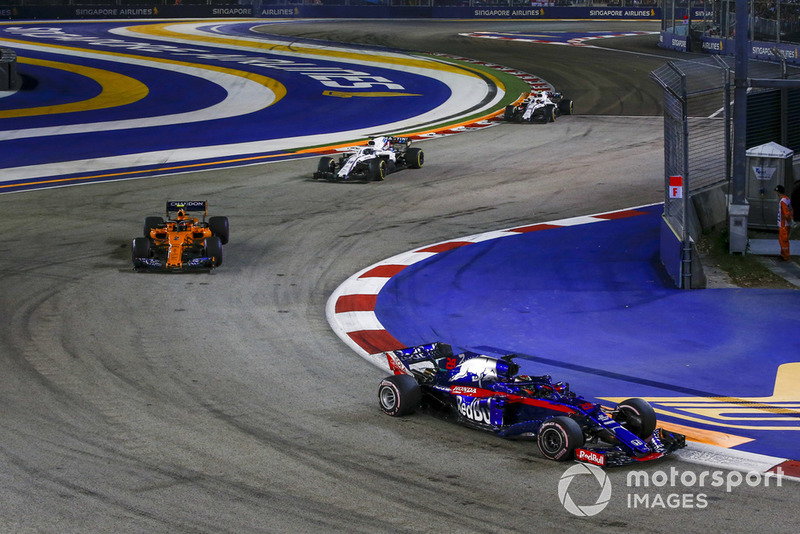Brendon Hartley, Scuderia Toro Rosso STR13 y Stoffel Vandoorne, McLaren MCL33
