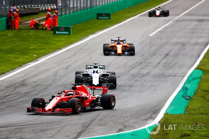Sebastian Vettel, Ferrari SF71H, por delante de Lance Stroll, Williams FW41, Fernando Alonso, McLaren MCL33, y Kevin Magnussen, Haas F1 Team VF-18
