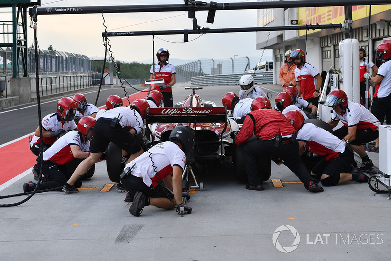 Antonio Giovinazzi, Sauber C37 pit stop