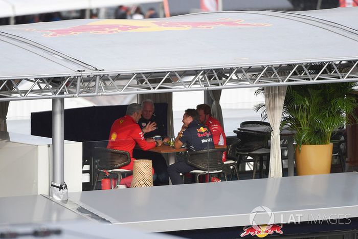 Maurizio Arrivabene, director de Ferrari, Dr Helmut Marko, consultor de Red Bull,, Christian Horner, director de Red Bull Racing y Gino Rosato, Ferrari
