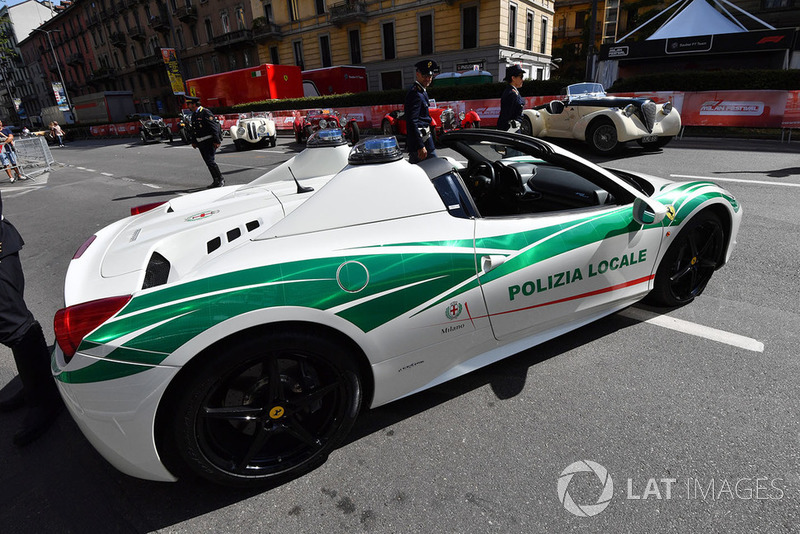 Полицейский автомобиль Ferrari