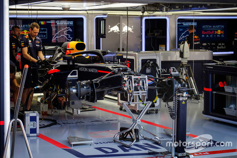 Mobil Daniel Ricciardo, Red Bull Racing RB14, di garasi