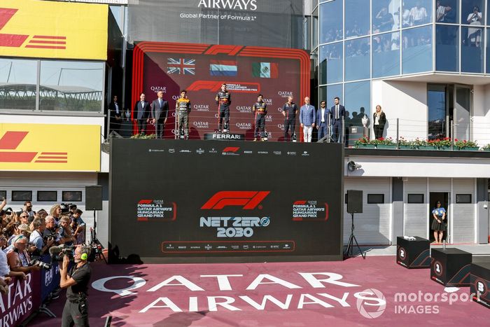 Lando Norris, McLaren, 2ª posición, Max Verstappen, Red Bull Racing, 1ª posición, Sergio Pérez, Red Bull Racing, 3ª posición, Paul Monaghan, Ingeniero Jefe, Red Bull Racing, en el podio.