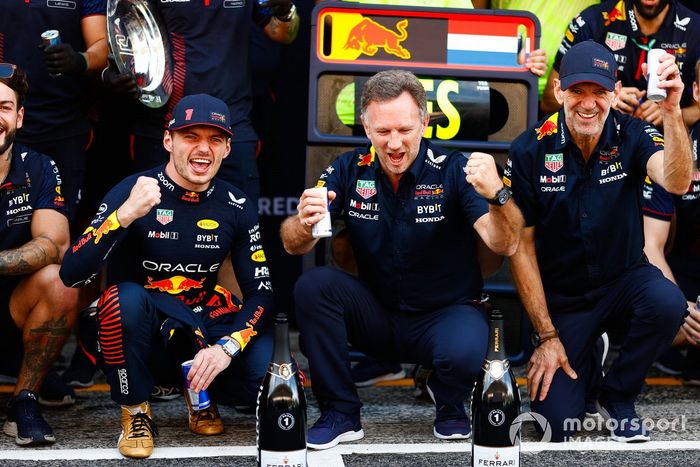 Max Verstappen, Red Bull Racing, 1ª posición, Christian Horner, director del equipo, Red Bull Racing, Adrian Newey, director de tecnología, Red Bull Racing, el equipo Red Bull celebra la victoria.