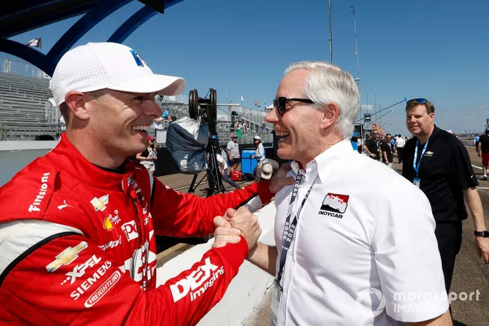 El piloto de la pole Scott McLaughlin, del equipo Penske Chevrolet, celebra su pole position con Bud Denker, del equipo Penske
