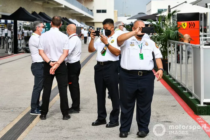 La seguridad del circuito y los paramédicos filman en el paddock