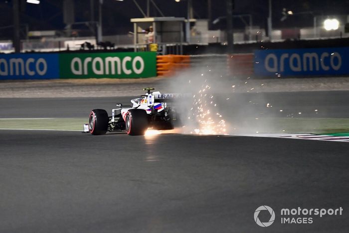 Las chispas salen del coche de Mick Schumacher, Haas VF-21