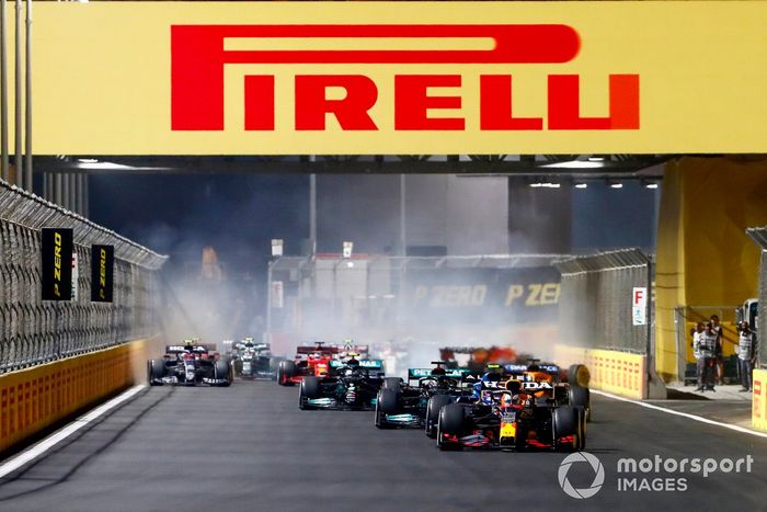 Max Verstappen, Red Bull Racing RB16B, Lewis Hamilton, Mercedes W12, Esteban Ocon, Alpine A521